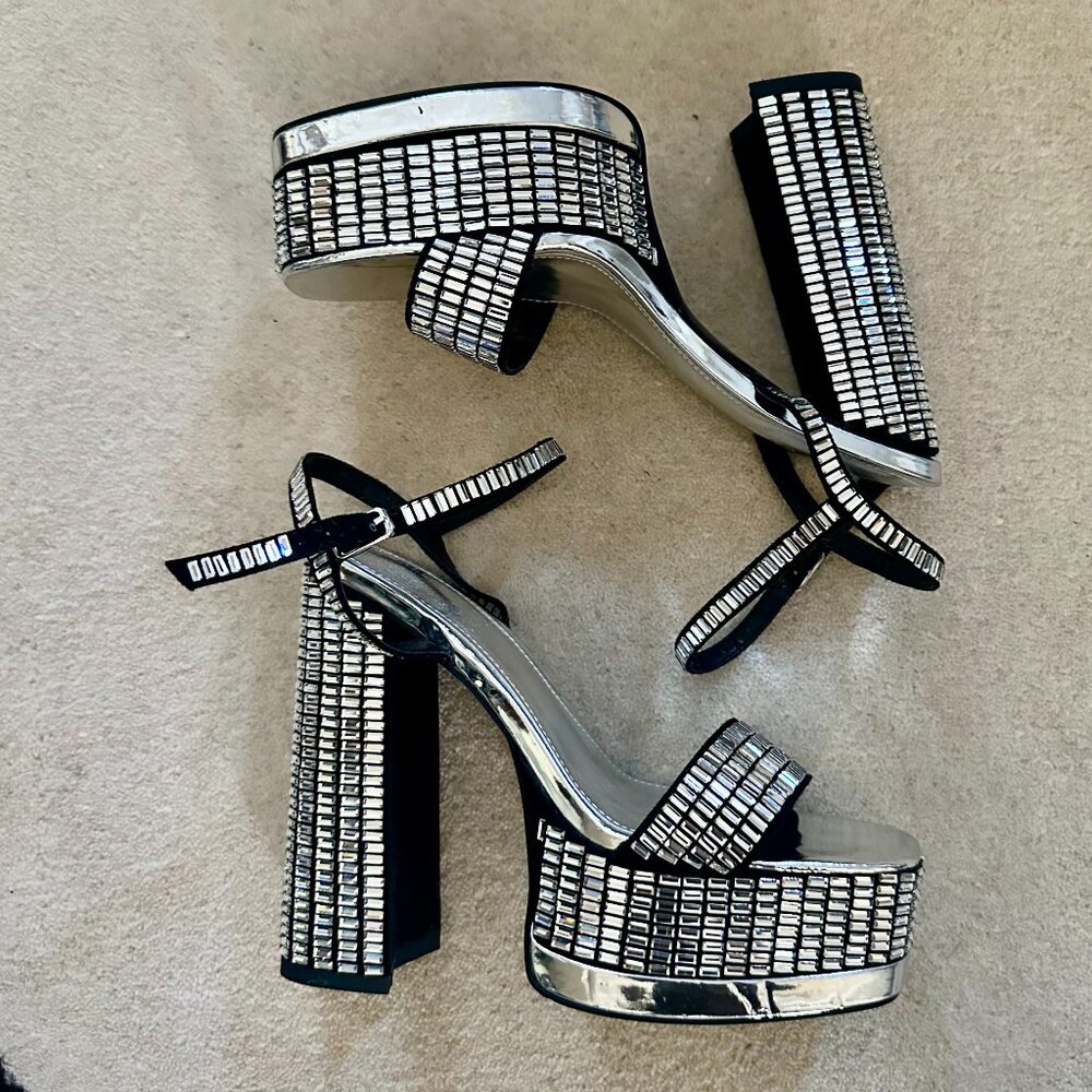 AZALEA WANG CATRIONA CHUNKY EMBELLISHED SANDAL IN SILVER SZ 8